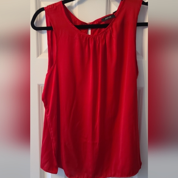 Elegant Red Sleeveless Top - Picture 1 of 4